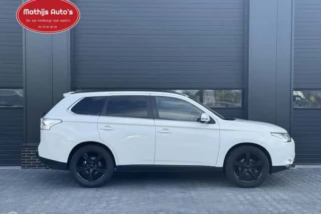 Mitsubishi Outlander (2013) thumbnail 3