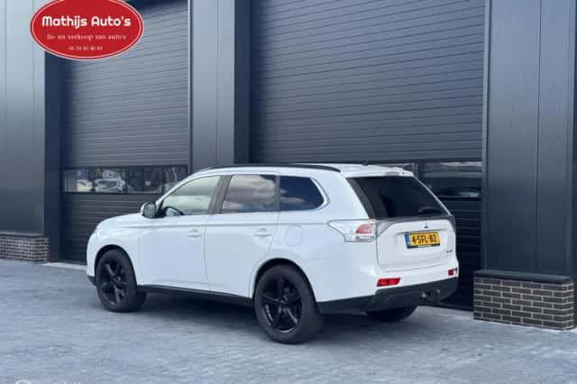 Mitsubishi Outlander (2013) thumbnail 4