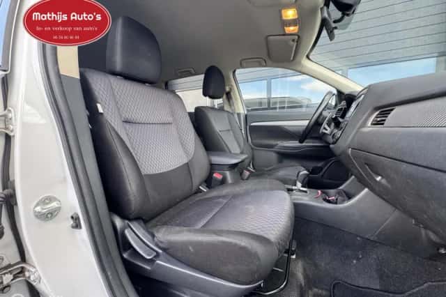 Mitsubishi Outlander (2013) thumbnail 5