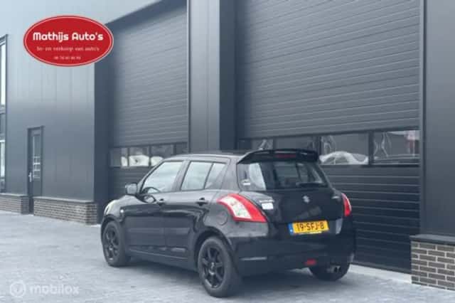 Suzuki Swift (2011) thumbnail 3