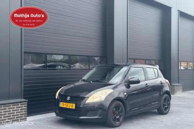 Suzuki Swift (2011) thumbnail 4