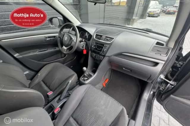 Suzuki Swift (2011) thumbnail 5