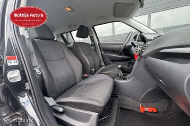 Suzuki Swift (2011) thumbnail 6