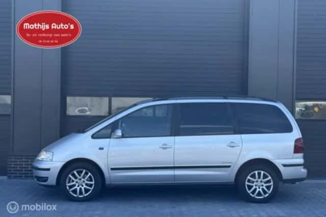 Volkswagen Sharan (2009) thumbnail 2