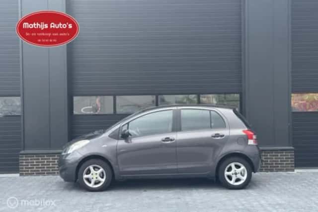 Toyota Yaris (2010) thumbnail 2