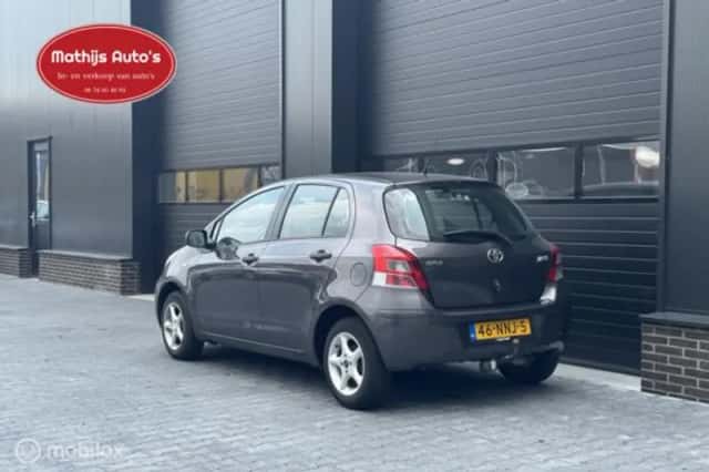 Toyota Yaris (2010) thumbnail 3