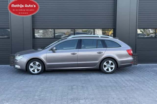 Škoda Superb (2011) thumbnail 3