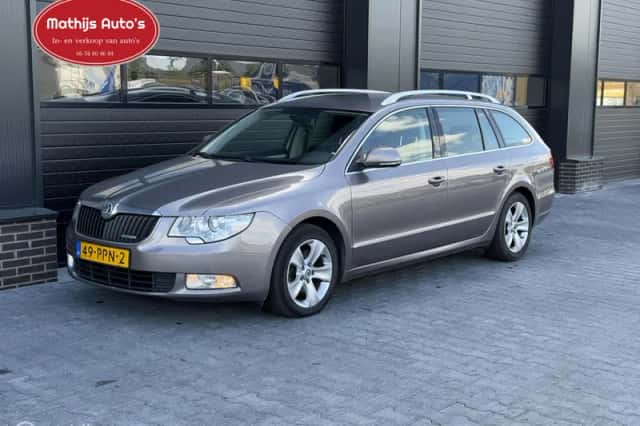 Škoda Superb (2011) thumbnail 4