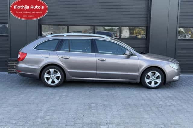 Škoda Superb (2011) thumbnail 6