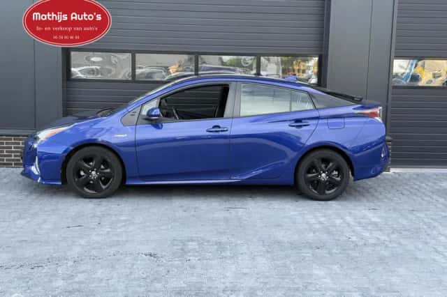 Toyota Prius (2016) thumbnail 2