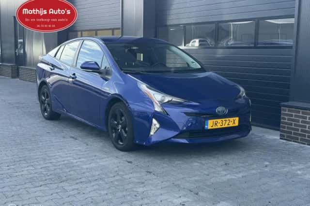Toyota Prius (2016) thumbnail 3