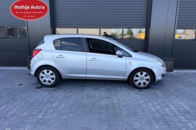 Opel Corsa (2010) thumbnail 2