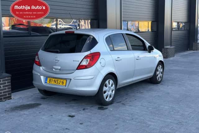 Opel Corsa (2010) thumbnail 3
