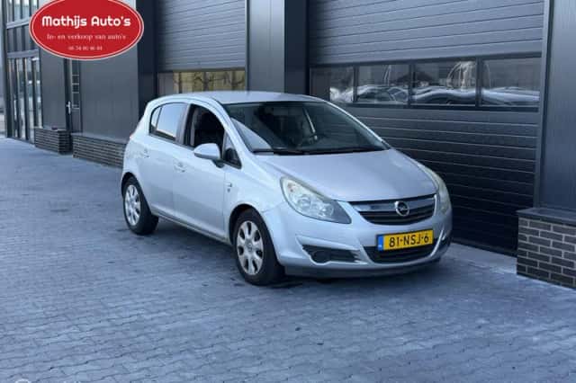 Opel Corsa (2010) thumbnail 4