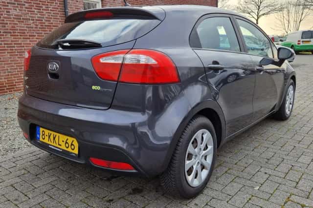 Kia Rio (2013) thumbnail 3