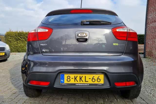 Kia Rio (2013) thumbnail 4