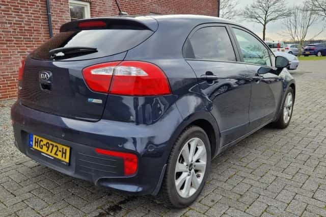 Kia Rio (2015) thumbnail 3