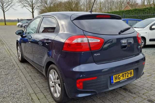 Kia Rio (2015) thumbnail 4