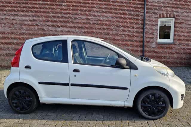 Peugeot 107 (2011) thumbnail 2