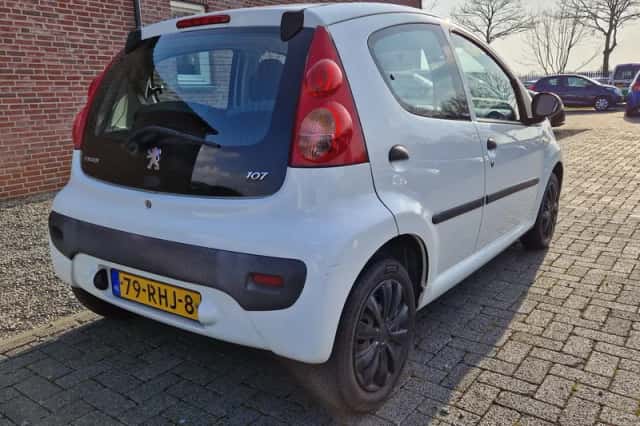 Peugeot 107 (2011) thumbnail 3