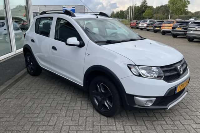 Dacia Sandero (2015) thumbnail 3
