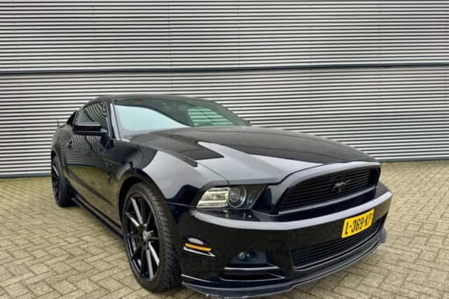 Ford Mustang (2013) thumbnail 2