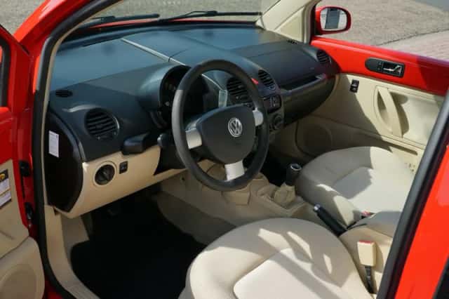 Volkswagen New Beetle (2004) thumbnail 2
