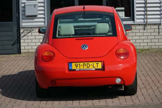 Volkswagen New Beetle (2004) thumbnail 5