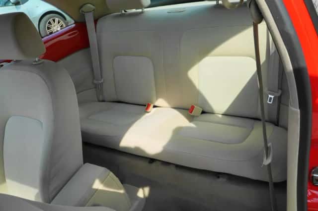 Volkswagen New Beetle (2004) thumbnail 6