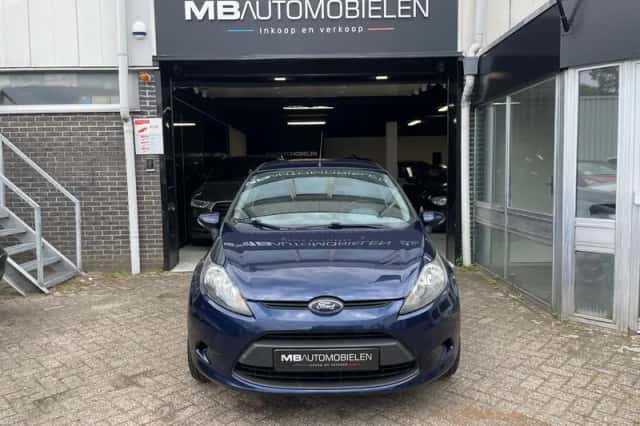 Ford Fiesta (2011) thumbnail 2