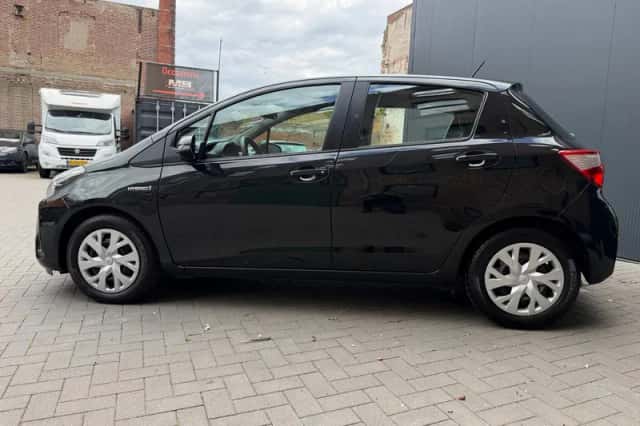 Toyota Yaris (2020) thumbnail 3