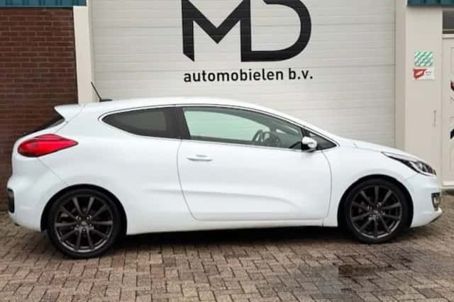 Kia Pro Cee'd (2015) thumbnail 2