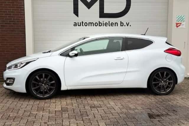 Kia Pro Cee'd (2015) thumbnail 3