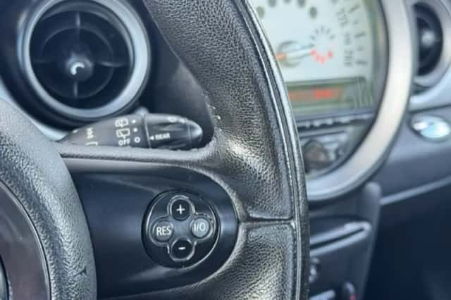 MINI Cooper (2011) thumbnail 3