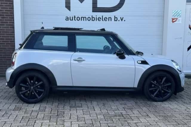 MINI Cooper (2011) thumbnail 6