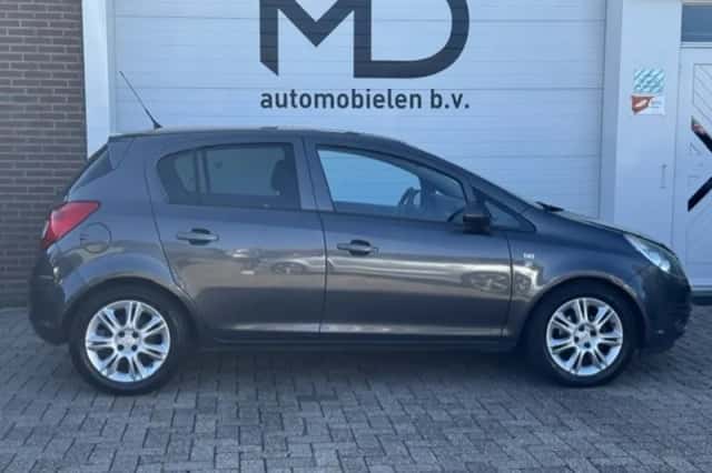 Opel Corsa (2010) thumbnail 2