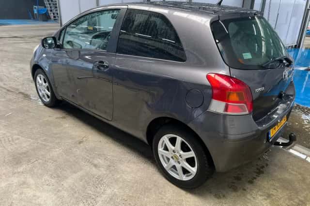 Toyota Yaris (2009) thumbnail 3