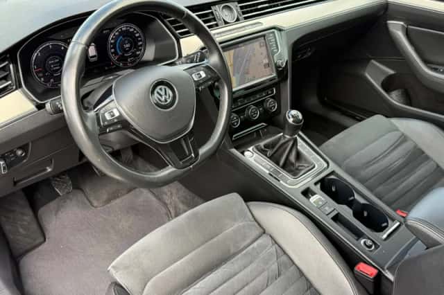 Volkswagen Passat (2017) thumbnail 3
