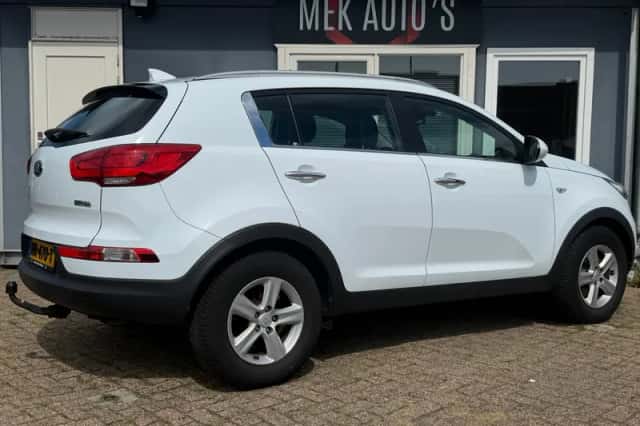 Kia Sportage (2015) thumbnail 2