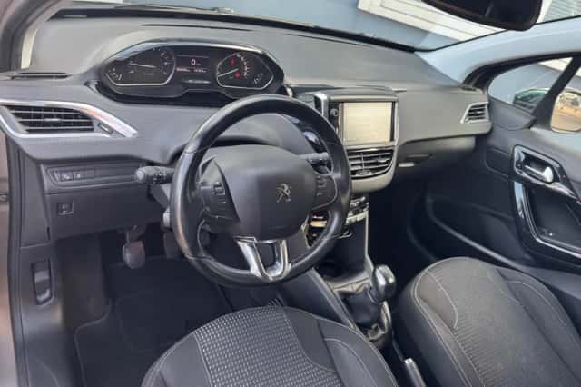 Peugeot 208 (2016) thumbnail 3