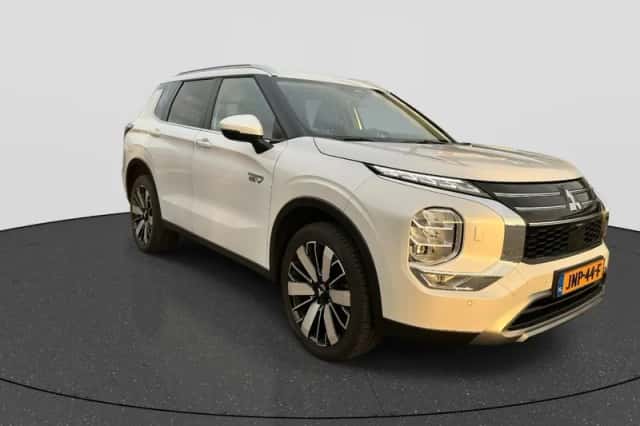 Mitsubishi Outlander (2025) thumbnail 3