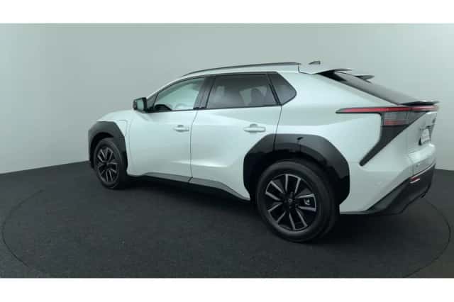 Toyota bZ4X (2026) thumbnail 3