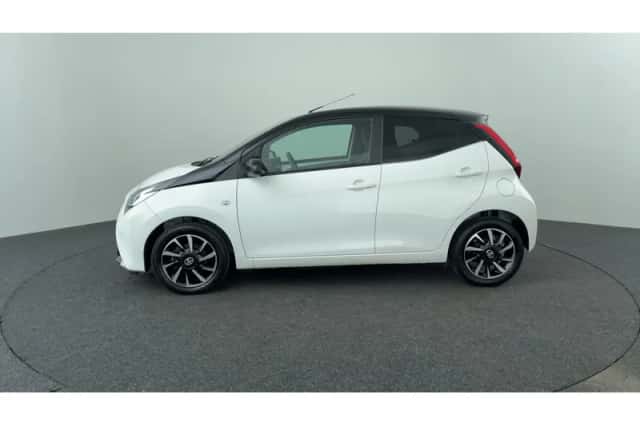 Toyota Aygo (2022) thumbnail 2