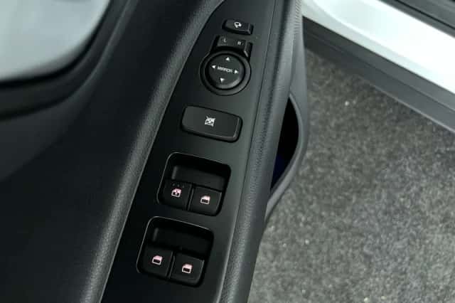 Kia Stonic (2019) thumbnail 12