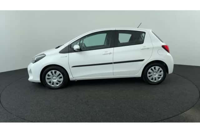 Toyota Yaris (2015) thumbnail 2