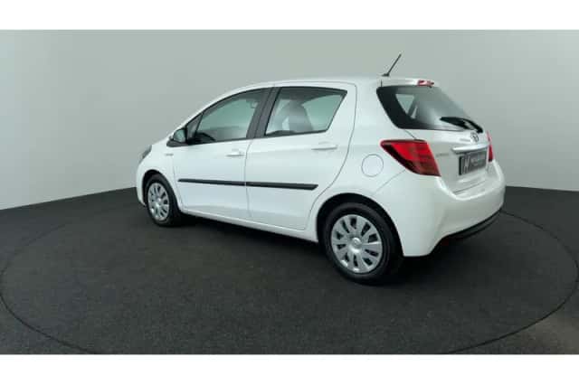 Toyota Yaris (2015) thumbnail 3