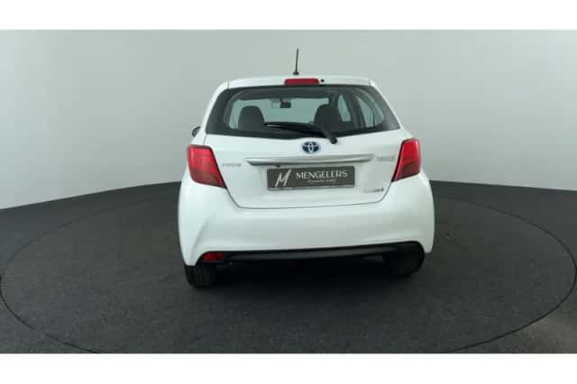 Toyota Yaris (2015) thumbnail 4