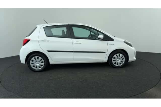 Toyota Yaris (2015) thumbnail 6