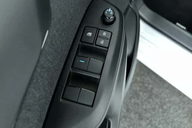 Toyota Yaris (2024) thumbnail 12