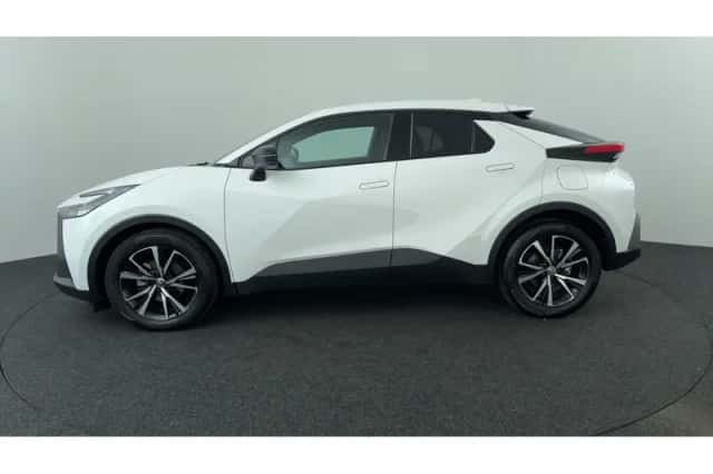 Toyota C-HR (2024) thumbnail 2